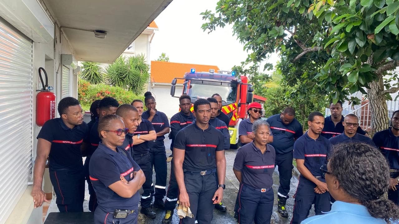 L'équipe complète des sapeurs-pompiers des Trois-Îlets posant en tenue d'intervention.