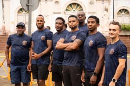 Sapeurs-pompiers lors de l'épreuve sportive du relais dévidoir.