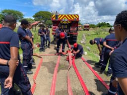 Exercice pratique et formation continue en équipe pour les pompiers de la caserne des Trois-Îlets.
