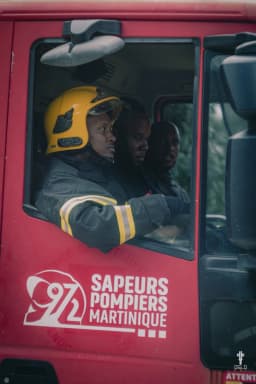 Sapeurs-pompiers des Trois-Îlets dans leur véhicule au départ d'une intervention.