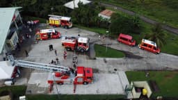 Démonstration des pompiers devant le public lors de la Journée Portes Ouvertes de la caserne.